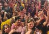मां अन्नपूर्णा मंदिर में “आज वृज में होली रे रसिया” भजन पर साथ सभी ने खेली फूलों संग होली