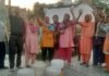 ज़िला संघर्ष कमेटी व लोगों ने मोहल्ले में पानी न आने के कारण खाली बालटियां रखकर किया रोष प्रदर्शन