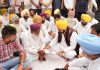 मुख्यमंत्री ने शहीदों के परिजनों को आर्थिक सहायता के रूप में एक-एक करोड़ रुपये के चेक सौंपे