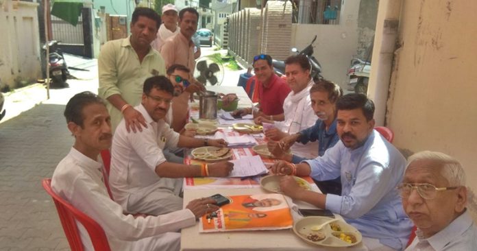 congress-bjp-booth-party-eating-lunch-together-hoshiarpur-punjab-social-unity