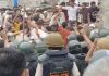 अतिक्रमण पर बुलडोजर चलाने गई नगर निगम की टीम पर भीड़ ने किया पथराव, 1 पुलिसकर्मी घायल