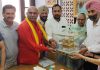 कमिश्नर रणजीत पत्नी सहित श्री दुर्ग्याणा तीर्थ में हुए नतमस्तक