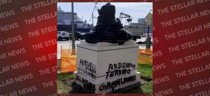 mahatma gandhi statue