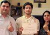 प्रिंसिपल शैलेन्द्र ठाकुर ने सपरिवार किया मतदान, पहली बार मतदान करने पर बेटा उत्साहित