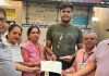 सौरभ धीर ने पहली बार किया मतदान, प्रशंसा पत्र पाकर हुआ खुश