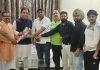 शिवसेना ने डॉ. राज को फूलों का गुलदस्ता भेट कर उनका हार्दिक अभिनंदन किया व बधाई दी