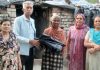 गरीब महिला शैंकरी देवी को तरपाल भेंट की गई: बाली