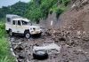 अखबार लेकर आ रही गाड़ी पर गिरे पत्थर, 1 की मौत, 3 गंभीर घायल