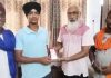 नहर कालोनी में गिरा था युवको का फोन, द स्टैलर न्यूज़ टीम ने ऑफिस बुलाकर किया वापिस