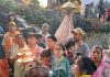 बलराम कृष्ण व संदीप ने परिवार सहित की मां गंगा जी की आरती