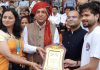 सी.एम.दी योगशाला द्वारा दी जा रही बढिय़ा सेवाओं के चलते को-ऑर्डीनेटर सुरक्षा चौहान को प्रशस्ति पत्र देकर किया सम्मानित