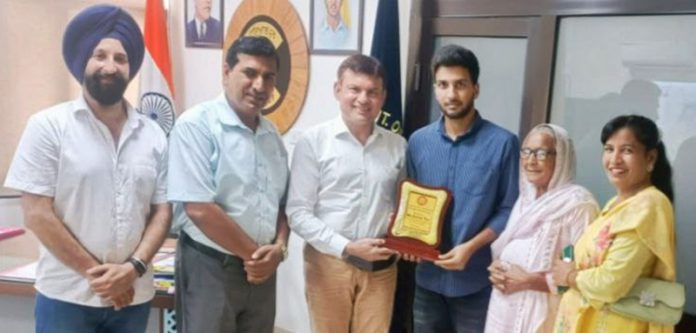 upsc-ashish-43-rank-honoured-by-adc-hoshiarpur-rahul-chabba