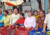सरकारी कॉलेज के प्रो. विजय ने ’माता छिन्नमस्तिका जी प्रचार मंडल’ के मैंबरों के साथ लंगर लगाया