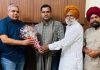 प्रतिनिधिमंडल ने डा. कुलदीप को लोई और फूलों का गुलदस्ता भेंट कर किया सम्मानित