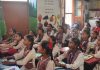 सरकारी स्कूल में शिक्षा गुणवत्ता सुधार के लिए जिला शिक्षा अधिकारी का दौरा
