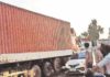 बस और ट्रक में हुई भीषण टक्कर, 12 यात्री घायल