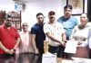 वार्ड 40 में पानी की समस्या से त्रस्त मोहल्ला वासियों ने लक्की मरवाहा की अगुवाई में मेयर को सौंपा मांग पत्र