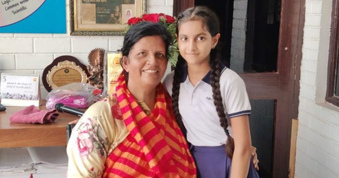 anishkaa-dogra-honoured-by-kids-public-school-principal-hoshiarpur-punjab-fencing-player