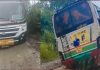 भारी बारिश के चलते सड़क में जलभराव, मलबे में फंसी बस