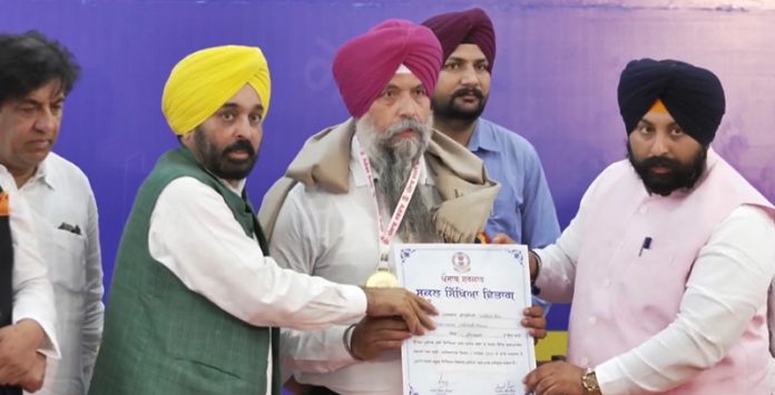 cm-mcann-honoured-sukhwinder-singh-deputy-deo-hoshiarpur