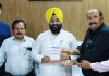 ਮਾਤਾ ਰਾਣੀ ਦੇ ਜਾਗਰਣ ਦਾ ਚੇਅਰਮੈਨ ਇੰਡੀਅਨ ਨੂੰ ਦਿੱਤਾ ਸੱਦਾ ਪੱਤਰ
