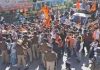 मस्जिद गिराने की मांग को हिंदू-संगठन और पुलिस में झड़प, कई घायल