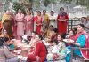 रेलवे मंडी में महिलाओं ने अक्षय नवमीं पर आवंला पूजन उपरांत भोजन ग्रहण किया