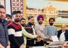 डायल-108 के कर्मचारियों ने प्रो. लक्ष्मीकांता चावला को सौंपा मांगपत्र