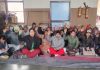 सरकार के आदेश के बिना लोगों को आने से रोकने के लिए जिला कार्यालय का किया गया घेराव