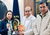 रंजन व संजीव ने जिलाधीश को भेंट की “श्री राम मंदिर नवनिर्माण विवेचना” पुस्तक
