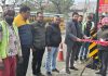 सड़क दुर्घटनाओं को रोकने के लिए सड़कों पर लगाई गई ब्लिंकर लाइट्स