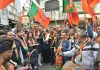 दिल्ली चुनाव में मिली जीत पर भाजपा ने बांटे लड्डू