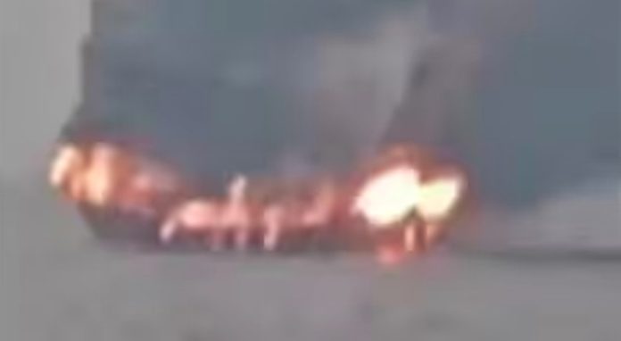 BOAT-GOT-FIRE-IN-MUMBAI-BHARAT