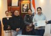 डिप्टी कमिश्नर ने ऑनलाइन इलेक्शन क्विज में जिले से प्रथम स्थान प्राप्त करने वाली छात्रा को किया सम्मानित