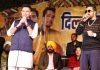 चुनावी मंच पर गायक मीका और सांसद चड्ढा ने मिलाए सुर, तो झूम उठी जनता