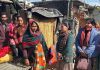 दाखिला मुहिम के तहत प्रीत नगर में बच्चों के अभिभावकों से मिली प्रिंसिपल रविंदर