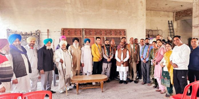 sham-84-5-aap-mc-join-congress-ex-mla-pawan-adia-welcomes-hoshiarpur-punjab