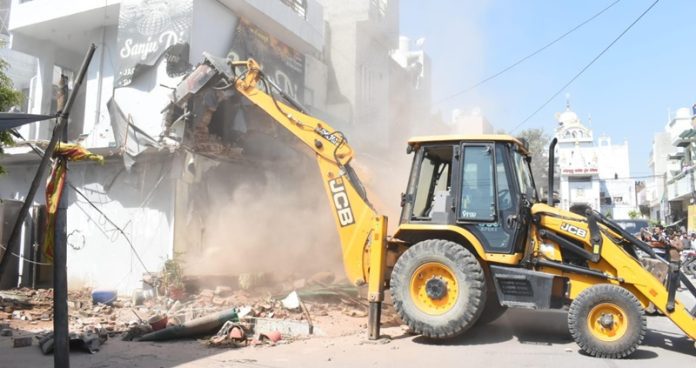 AUTHORITIES DEMOLISHE ILLEGAL CONSTRUCTION