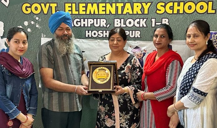 elementry-school-baghpur-hoshiarpur-graduation-ceremony-madam-taranjit-singh-donate-40-thousand-for-water-cooler