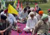 संयुक्त किसान मोर्चा के आवाहन पर विधायक डा. इशांक के घर के समक्ष लगाया गया धरना