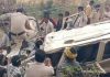 पुल से सूखी नदी में गिरी एसयूवी कार, 8 की मौत, 6 घायल
