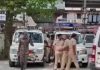 भीड़ ने पुलिसकर्मियों को लाठी-डंडो से दौड़ा-दौड़ाकर पीटा, गाड़ी भगाकर बचाई जान