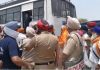 ਭੰਡਾਰੀ ਪੁੱਲ ਤੇ ਧਰਨਾ ਦੇਣ ਜਾ ਰਹੇ ਕਿਸਾਨਾਂ ਨੂੰ ਪੁਲਿਸ ਨੇ ਰੋਕਿਆ, ਟਰਾਲੀ ਨਾਲ ਟਕਰਾਈ ਐਕਟਿਵਾ, 2 ਬੱਚੇ ਜ਼ਖ਼ਮੀ