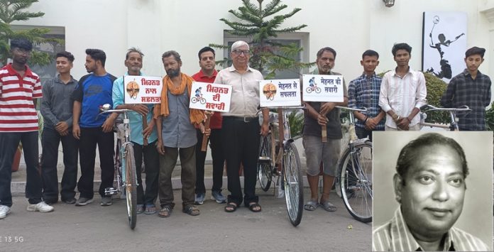 om-parkash-bagga-samriti-me-donate-cycle-by-his-son-dr-ajay-bagga