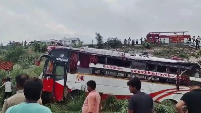 bus fell down expreeway