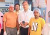 जिला स्वास्थ्य अधिकारी द्वारा चेकिंग के दौरान दूध सहित भरे गए 6 सैंपल