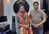 पूर्व पार्षद धीर ने मां भामेश्वरी मंदिर की तरफ से भेजी माता की चुनरी जिलाधीश को भेंट की