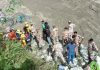 अलकनंदा नदी में गिरा टेंपो ट्रैवलर, 2 लोगों की मौत, 10 लापता