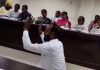 हाउस बैठक में जस्सा नाम के बंदे पर पर्चे व जांच की मांग पर अड़े पार्षद भट्टी जमीन पर बैठ गए
