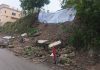 बारी मंदिर में गिरे डंगे से विभाग ने उठाई पाइपें टूटे डंगे पर लगाई तिरपाल, निर्माण कंपनी ने नहीं उठाया मलबा